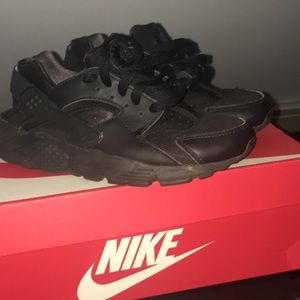 Boys' Nike Huarache look like new!!!